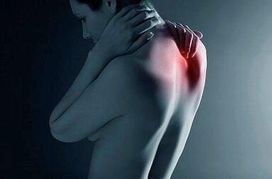 Fájdalom a lapockák között, amelynek oka a gerinc patológiáiban rejlik